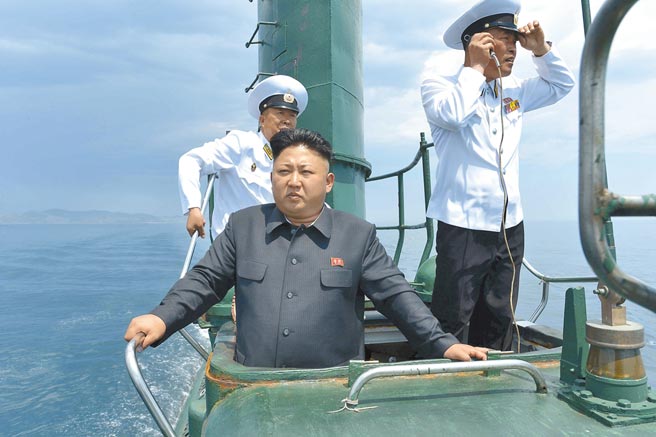 美、韓情報單位研判，北韓已建造完成一艘3000噸級、可搭載3枚潛射彈道飛彈的新型潛艦。圖為2014年北韓領導人金正恩視察一艘潛艦時，站在指揮塔的鏡頭。（朝中社）