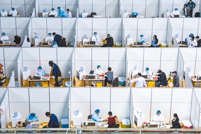 截至10日24时，大陆各地累计报告接种新冠病毒疫苗16447.1万剂次，疫苗接种总剂次数为全球第二。（新华社）