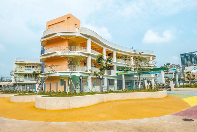 嘉丰非营利幼儿园获得「纽约设计奖」银牌，旁边要盖嘉丰国小，日后形成完整的教学体系。（罗浚滨摄）