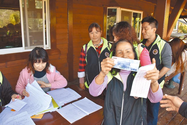 南庄蓬莱村赛夏族人林业合作社举行分红时，族人领到现金笑得合不拢嘴。（谢明俊摄）