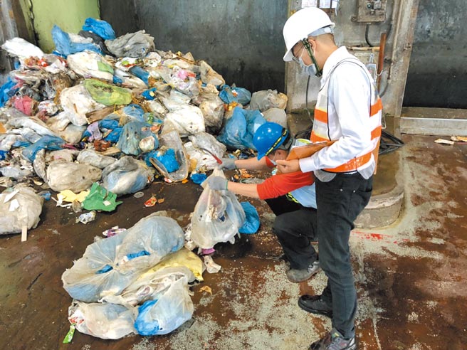 彰化縣環保局今年預定垃圾減量5000公噸，除大力推廣資源分類回收，也要求公所自主落地檢查。（環保局提供／吳建輝彰化傳真）