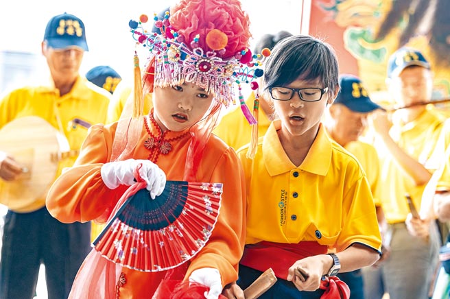 台南市西港東竹林保安宮牛犁歌陣，需要由5名男童扮演旦角及生角，今年男童都是外庄支援。（東竹林保安宮提供／劉秀芬台南傳真）