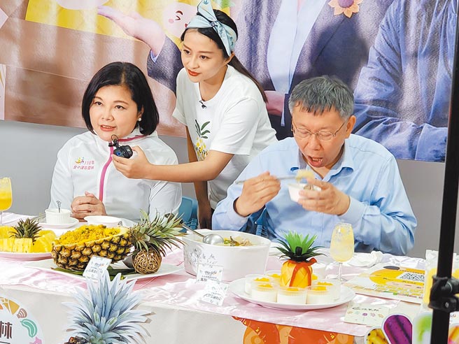 为示范智慧设施的效益，云林县长张丽善（左）与台北市长柯文哲（右）透过网路直播卖云林县盛产的金钻凤梨。（周丽兰摄）