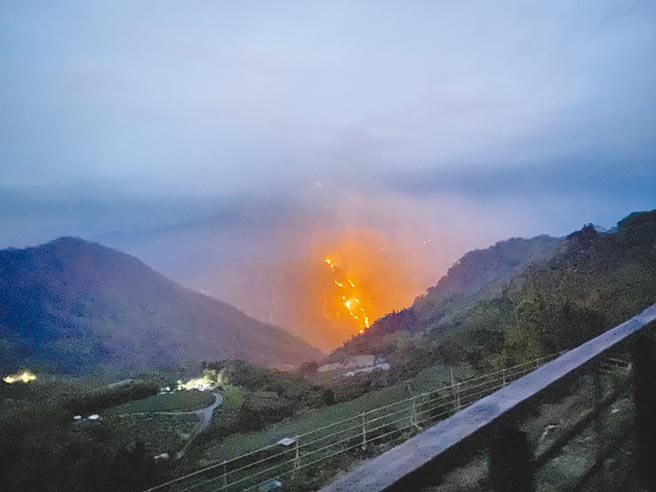 阿里山大埔区第113事业林班地，俗称象山山区10日傍晚发生森林火灾，共延烧0.4公顷。（嘉义县消防局提供／吕妍庭嘉义传真）