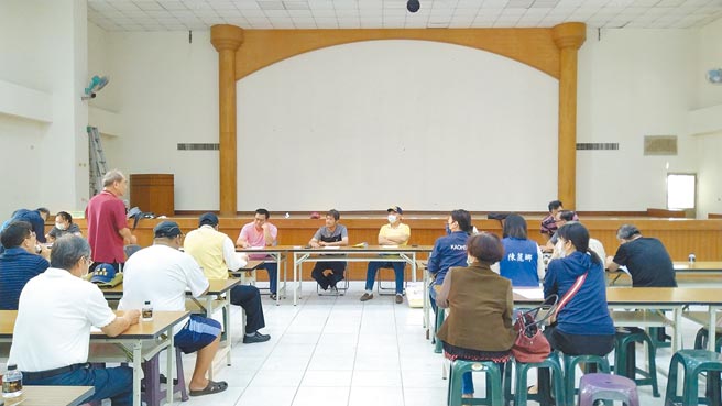 高雄大林蒲居民内部会议11日做出最新决议，将向市府建议以「后劲炼油场址」作为迁村新目标地，扬言市府若拒绝，不排除发动「拒迁」。（居民提供／袁庭尧高雄传真）