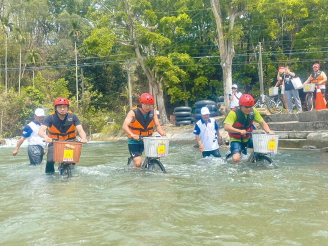 六堆运动会首度举办「漂漂河」比赛，真功夫水上漂活动，吸引民眾参加水中骑乘脚踏车竞赛。（林雅惠摄）