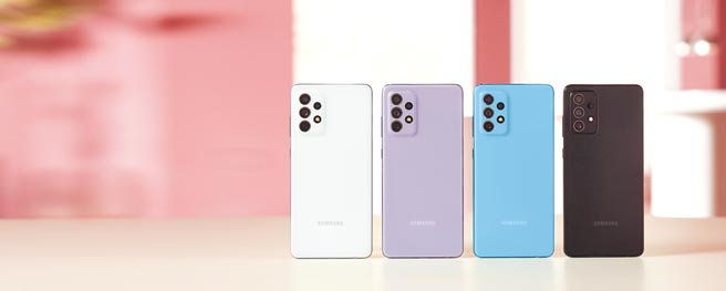 三星Galaxy A52，有沁白豆豆、绚紫豆豆、晶蓝豆豆、潮黑豆豆等4色，6GB+128GB版定价1万3990元、8GB+256GB版定价1万5990元。（三星提供）