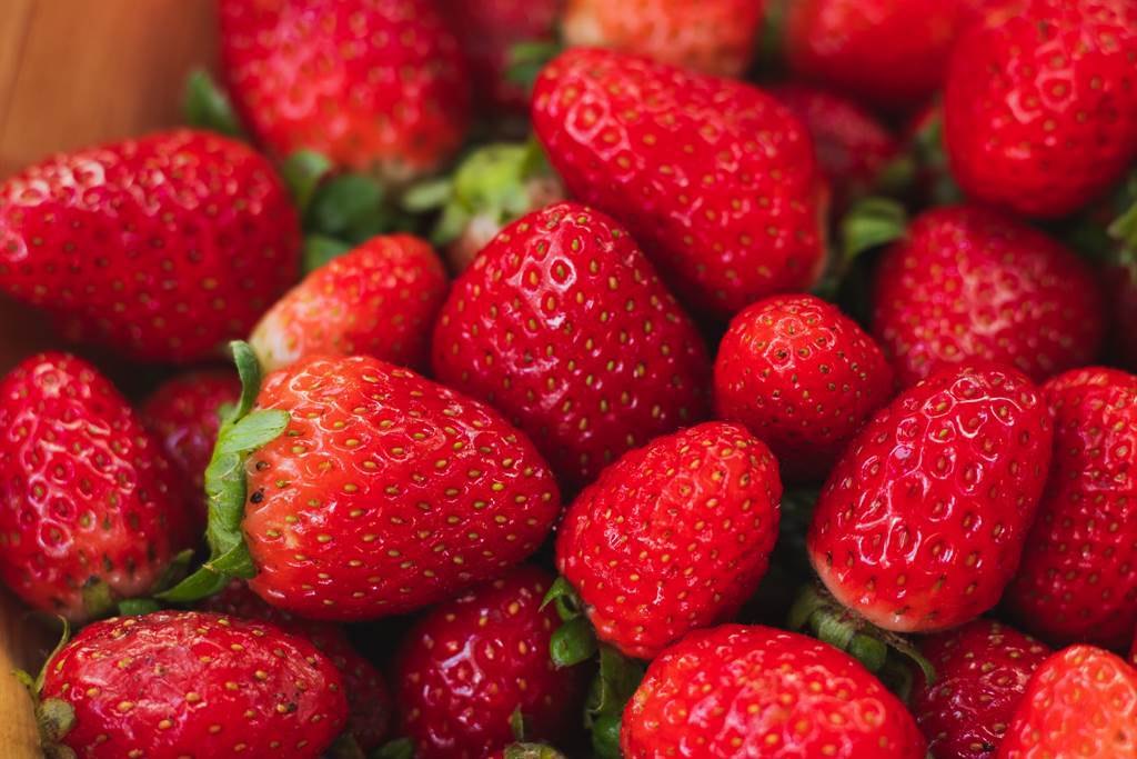 民國70年到80年出生的族群，被喻為一碰就爛的「草莓族」，至於55歲以上的職場世代可以用什麼水果來形容？答案超爆笑。(示意圖/達志影像)