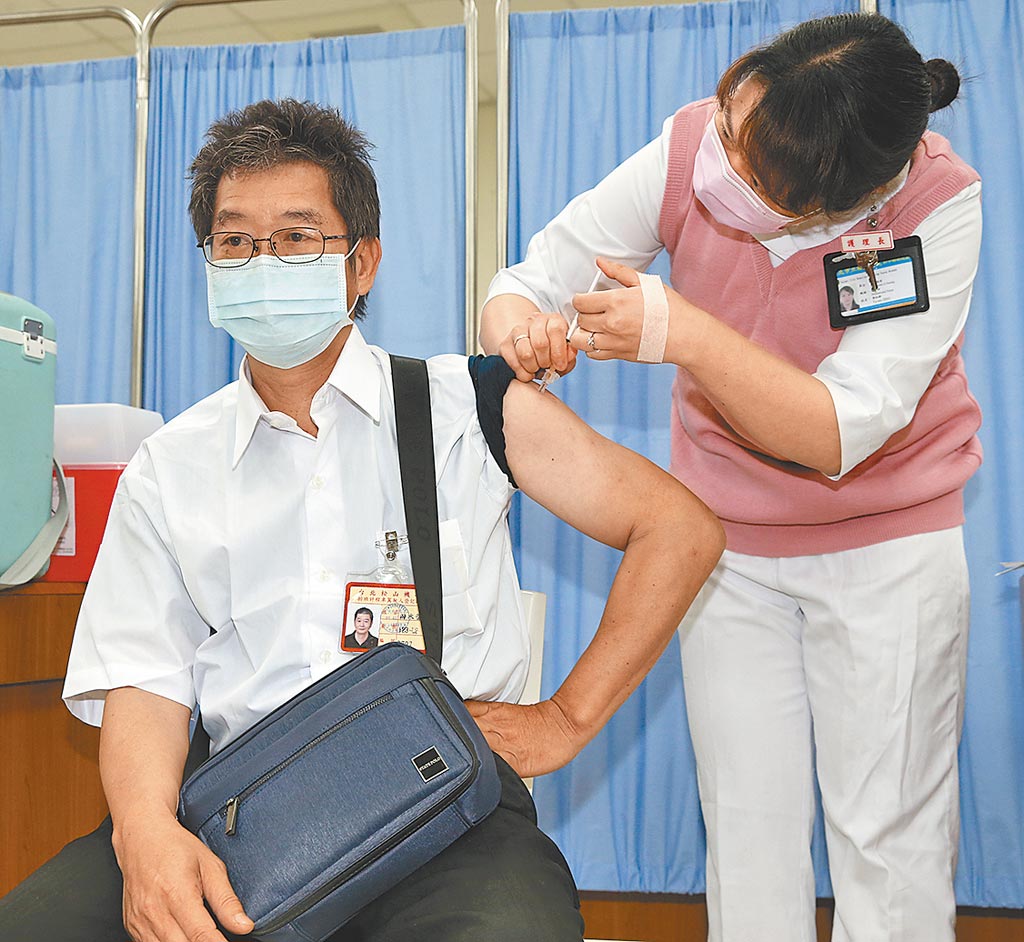 AZ疫苗擴大施打，防疫計程車游司機12日至台北市和平醫院施打。（陳君瑋攝）