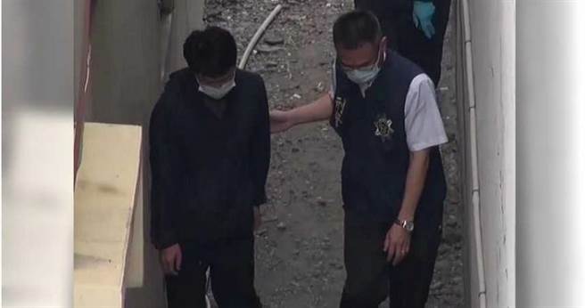 曾女的丈夫闻噩耗，步履蹒跚伤心地穿越弃尸小屋小巷弄认尸。（图／读者提供）