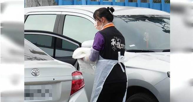 才与妻子新婚1年，曾女的丈夫将一套白色婚纱礼服交给李姓礼仪师，盼爱妻能「漂漂亮亮的离开」。（图／读者提供）