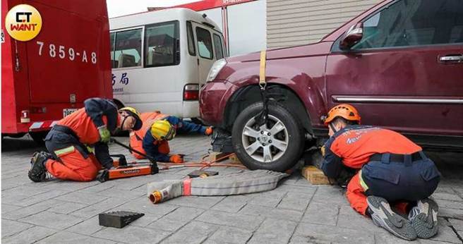 南雅分队队员8日上午进行车祸脱困训练，模拟患者被卡在车底的状况，务求在黄金时间内将伤患救出。（图／马景平摄）
