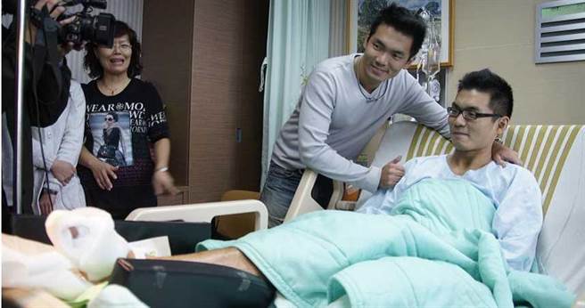 周佑陞（左）和周佑庆兄弟同在新北特搜大队服务，却不敢告诉家人在工作上遇到的各种危险，周佑庆更在参与苏花公路坍方搜救时，遭落石击伤而失去脚趾。（图／报系资料照）