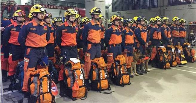 天灾人祸发生时，特搜队员总是立刻集结完成，连睡梦中都要随时待命。（图／新北市消防局提供）
