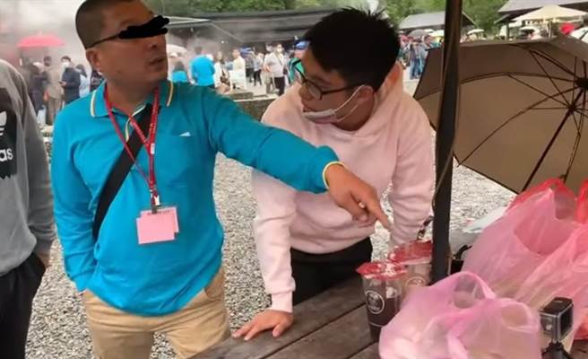 沈姓男子(蓝衣者)不仅霸占座位，还大声呛「这你承租的吗」。（翻摄爆料公社二社）