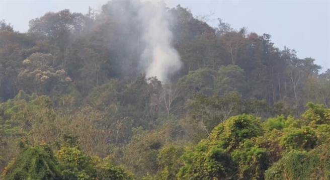 鱼池国中旁火烧山，仍有残火冒浓烟。（民眾提供／廖志晃南投传真）
