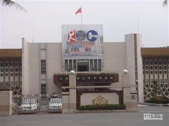 高雄大寮监狱管理员李振宾伙同杂役数人凌虐陈姓受刑人致死案，13日高雄高分院宣判，李男原审10年6月改判8年7月，其余杂役判刑更大幅降低，改判2年至3年2月不等，可上诉。（本报资料照／袁庭尧高雄传真）