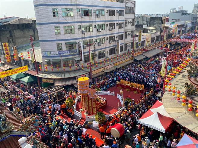 每年台湾宗教盛事大甲妈遶境进香至新港奉天宫，13日上午8点举行妈祖祝寿大典，现场约有逾万名信徒参拜祝寿。（张亦惠摄）