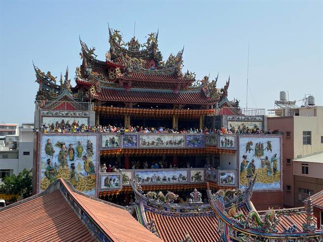 每年台湾宗教盛事大甲妈遶境进香至新港奉天宫，13日上午8点举行妈祖祝寿大典，现场约有逾万名信徒参拜祝寿。（张亦惠摄）