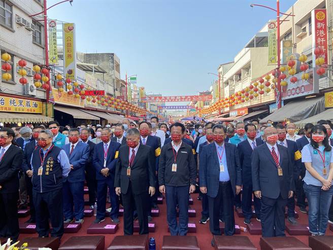 大甲镇澜宫董事长顏清标（右五）、奉天宫董事长何达煌（右二）、嘉义县长翁章梁（右四）、立委陈明文（右三）等担任主祭者。（张亦惠摄）