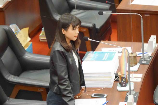 針對高市府稱岡山掩埋場惡火無有害物質，市議員黃捷則不認同說，對市民感受有段落差。（柯宗緯攝）