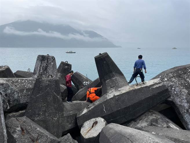 东澳粉鸟林1钓客疑落海失踪，海巡全面搜救。(第一岸巡队提供)