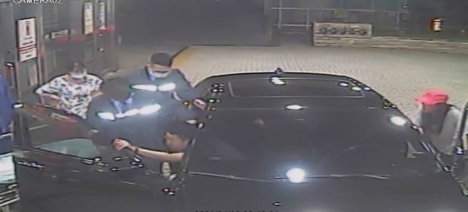 李男開車玩槍走火傷到自己右膝，改由女友開車送至醫院就醫。（民眾提供／陳淑娥台中傳真）