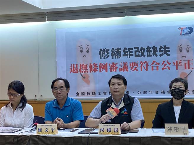立法院司法及法制委员会15日排审《公立学校教职员退休资遣抚恤条例》修订草案，全教总提出修法建议。（林志成摄）