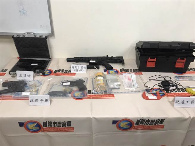 基隆市警局第四分局將高男一行人逮捕歸案，並查獲2把改造手槍、一把改造衝鋒槍。（陳彩玲攝）