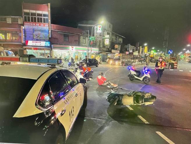 大貨車行經路口時未注意車況，不慎撞到前方機車，導致機車後座的老翁傷重不治。（姜霏翻攝）