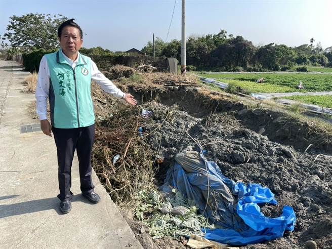 台中市议员何文海在环中路4段发现有人倾倒大量废弃土，抨击己明显违法，要求环保局依法开罚。（市议员何文海服务处提供）