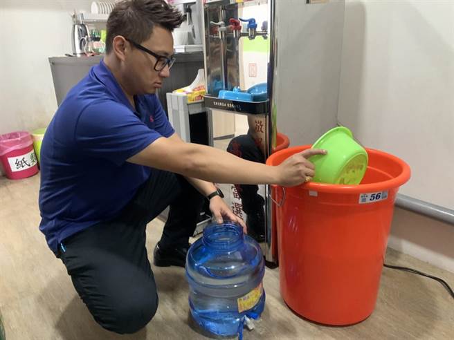 水情亮紅燈，立委莊競程服務處「儲水」備用。（馮惠宜攝）