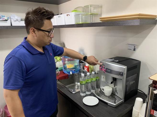 立委莊競程服務處也準備了許多「瓶裝水」不但可以直接飲用，也可以煮沸泡茶、沖咖啡。（馮惠宜攝）