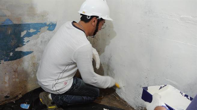 乐知公益慈善协会盼全民共同响应，支持物料、交通等修缮经费，让老人住得安心，街友也能赚取工资。（乐知公益慈善协会提供／林良齐台北传真）