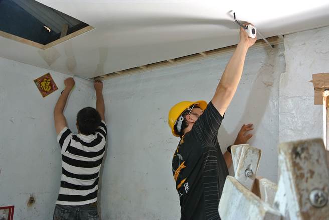 乐知公益慈善协会盼全民共同响应，支持物料、交通等修缮经费，让老人住得安心，街友也能赚取工资。（乐知公益慈善协会提供／林良齐台北传真）