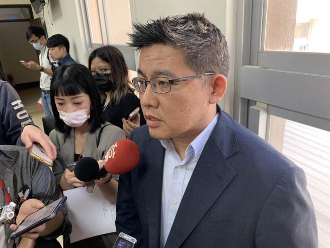 時代力量立法院黨團總召邱顯智表示，台鐵問題並非換部長就能解決，行政應該要主導台鐵改革，並盡速派任台鐵局長。（林縉明攝）