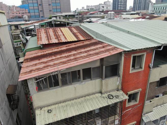 永和成功路违建民眾被毒枭用来分装毒品，新北市拆除大队日前强制拆除并要求屋主自费。图为拆除前。（新北市工务局提供）