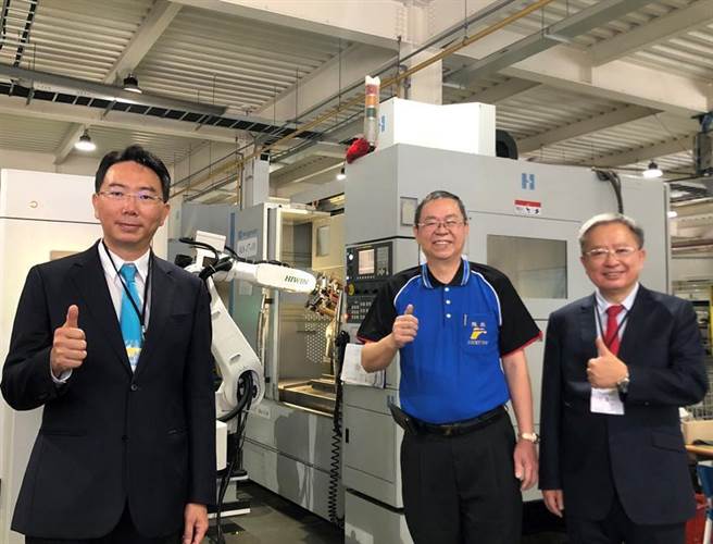 （专做家用及商用水龙头外销的陇钛铜器董事长吴佾达(右二)，导入上银机器手臂及智慧滚珠螺杆，完成自动化工厂建置，今年业绩预估年成长二成，台湾智慧自动化与机器人协会理事长丝国一(右一)及上银科技董事长卓文恒。图／沈美幸）
