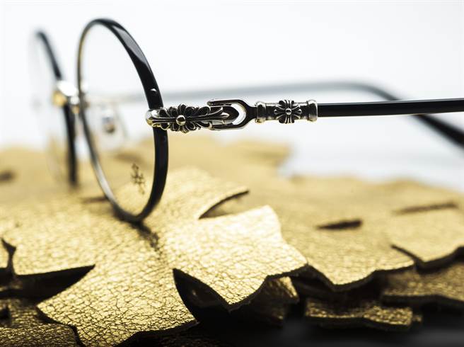 为亚洲人脸型打造的小巧椭圆形镜架，黑金配色也加入标志性元素如十字架、花卉等小巧思。(图/品牌提供)