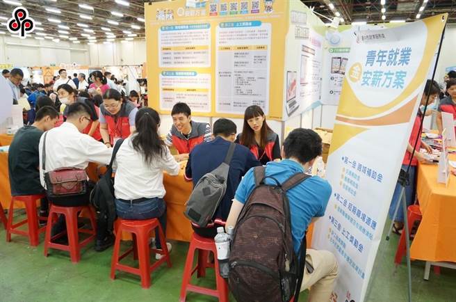 受到新冠肺炎疫情影響，行政院去年祭出「應屆畢業青年就業措施」。（報系資料照）