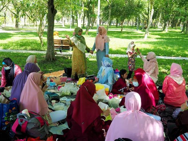 （斋戒圆满后，穆斯林朋友相互分享美食。图／台北市劳动局提供）
