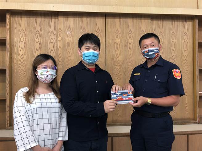 织梦乐园总裁苏宏韦表示，企业善尽社会责任，体恤警察同仁护轿辛劳，因此特别制作5000个印有警察logo的限定口罩，希望能激励他们的工作士气，让他们能在安全的环境中完成护驾工作。(北斗分局提供／吴建辉彰化传真)