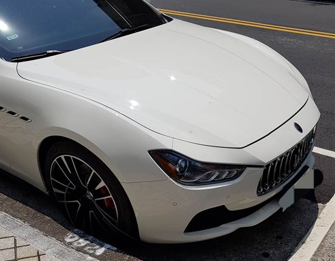 2名嚣张歹徒驾驶百万玛莎拉蒂跑车分持手枪连开3枪示威，警方循线找到犯案用海神跑车，但仍未缉获歹徒到案。（图：民眾提供）