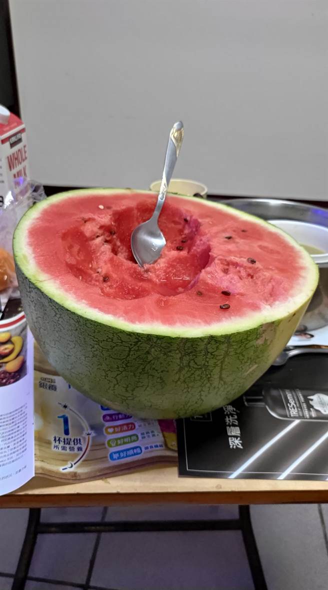 经过热心姐姐帮忙挑选过后，每一口西瓜都相当甜。（图／翻摄自Costco好市多 商品经验老实说）