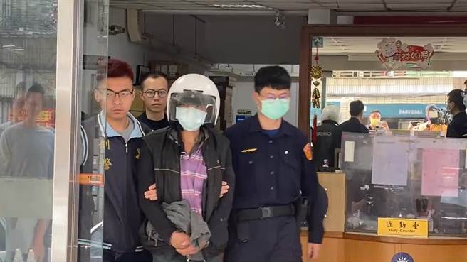 42岁男子蔡易升12日枪杀前天道盟济公会八里分会长林文章后携枪投案，今（13日）下午被移送地检署侦讯。（叶书宏翻摄）