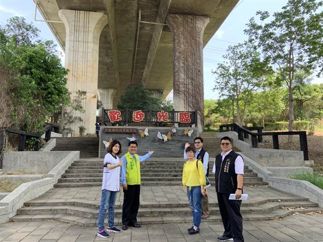 市議員楊典忠請新任觀光旅遊局長韓育琪參訪沙鹿登山步道之際，希望改善登山步道基本設施，為沙鹿觀光增加新亮點。（市議員楊典忠服務處提供）