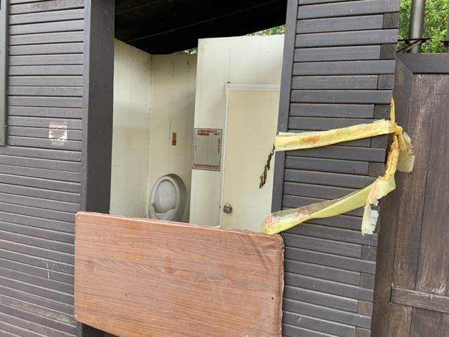 民眾反應登山步道口廁所，已經年久失修封閉兩年。（市議員楊典忠服務處提供）