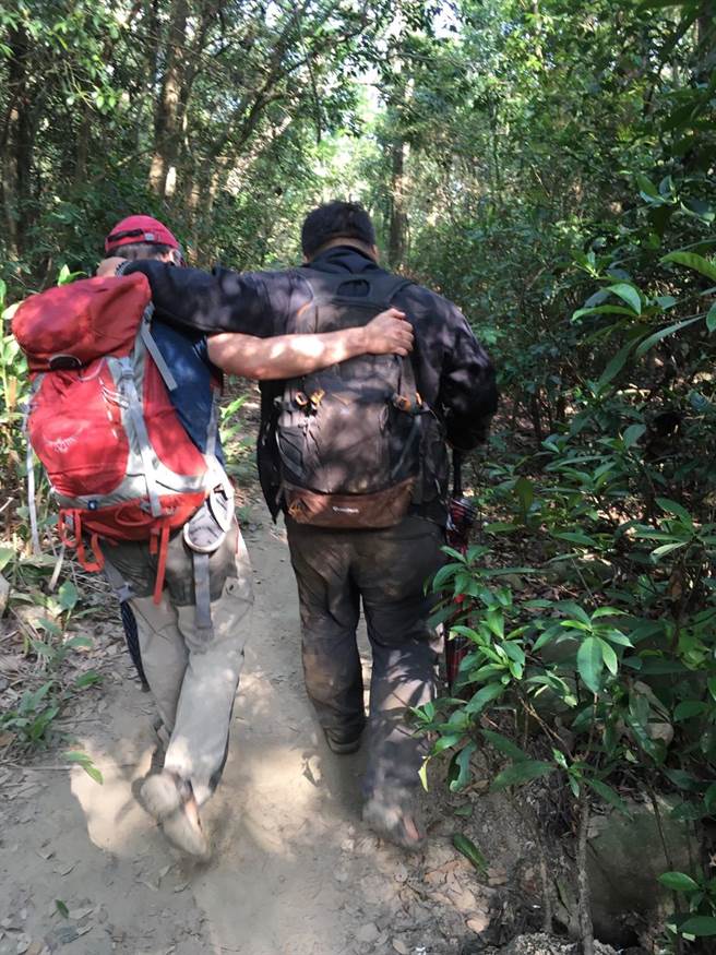 洪姓男子（右）11日与友人相约攀登火炎山，却在三角点喝醉。（苗栗县消防局提供／巫静婷苗栗传真）