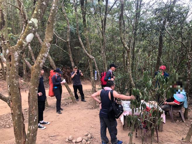 苗栗县消防局11日接获报案称有登山客在火炎山顶「晕倒」，大批救难人员上山却发现原来是1名男子在山上喝酒醉，醉晕无力下山。（苗栗县消防局提供／巫静婷苗栗传真）