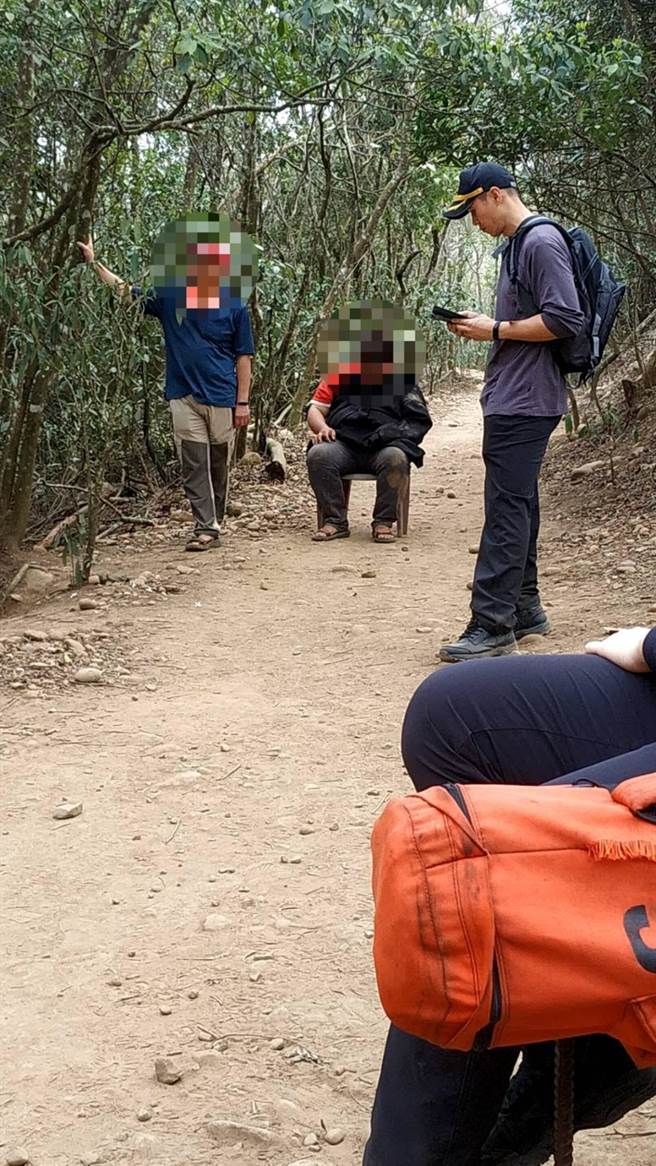 苗栗县消防局11日接获报案称有登山客在火炎山顶「晕倒」，大批救难人员上山却发现原来是1名男子在山上喝酒醉，醉晕无力下山。（苗栗县消防局提供／巫静婷苗栗传真）